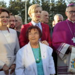 Odsłonięcie tablicy poświęconej wicepremierowi Przemysławowi Gosiewskiemu. Na zdjęciu (od lewej): Agata Wojtyszek - wojewoda świętokrzyski, Jadwiga Gosiewska - matka wicepremiera Przemysława Gosiewskiego, Beata Gosiewska - żona Przemysława Gosiewskiego i europoseł do Parlamentu Europejskiego i biskup Andrzej Kaleta  / Marzena Mąkosa / Radio Kielce