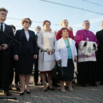 Odsłonięcie tablicy poświęconej wicepremierowi Przemysławowi Gosiewskiemu. Na zdjęciu (od lewej): Krzysztof Słoń - senator RP, Maria Zuba - poseł PiS, wojewoda Agata Wojtyszek, Jadwiga Gosiewska - matka wicepremiera Przemysława Gosiewskiego, Beata Gosiewska - żona Przemysława Gosiewskiego i europoseł do Parlamentu Europejskiego i biskup Andrzej Kaleta  / Marzena Mąkosa / Radio Kielce