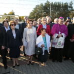 Odsłonięcie tablicy poświęconej wicepremierowi Przemysławowi Gosiewskiemu. Na zdjęciu (od lewej): Krzysztof Słoń - senator RP, Maria Zuba - poseł PiS, wojewoda Agata Wojtyszek, Jadwiga Gosiewska - matka wicepremiera Przemysława Gosiewskiego, Beata Gosiewska - żona Przemysława Gosiewskiego i europoseł do Parlamentu Europejskiego i biskup Andrzej Kaleta  / Marzena Mąkosa / Radio Kielce