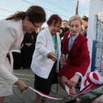 Odsłonięcie tablicy poświęconej wicepremierowi Przemysławowi Gosiewskiemu. Na zdjęciu: wojewoda Agata Wojtyszek, Jadwiga Gosiewska - matka wicepremiera Przemysława Gosiewskiego  i Beata Gosiewska - żona Przemysława Gosiewskiego i europoseł do Parlamentu Europejskiego / Marzena Mąkosa / Radio Kielce