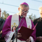 Odsłonięcie tablicy poświęconej wicepremierowi Przemysławowi Gosiewskiemu. Poświęcenie tablicy przez biskupa Andrzeja Kaletę / Marzena Mąkosa / Radio Kielce