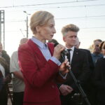 Odsłonięcie tablicy poświęconej wicepremierowi Przemysławowi Gosiewskiemu. Przemawia Beata Gosiewska - żona Przemysława Gosiewskiego i europoseł do Parlamentu Europejskiego / Marzena Mąkosa / Radio Kielce