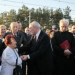 Odsłonięcie tablicy poświęconej wicepremierowi Przemysławowi Gosiewskiemu. Na zdjęciu: Jadwiga Gosiewska - matka wicepremiera Przemysława Gosiewskiego i Antoni Macierewicz - były szef MON / Marzena Mąkosa / Radio Kielce