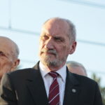 Odsłonięcie tablicy poświęconej wicepremierowi Przemysławowi Gosiewskiemu. Antoni Macierewicz - były szef MON / Marzena Mąkosa / Radio Kielce