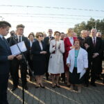 Odsłonięcie tablicy poświęconej wicepremierowi Przemysławowi Gosiewskiemu. Przemawia Bartłomiej Dorywalski - doradca wojewody. W drugim rzędzie od lewej: Krzysztof Słoń - senator RP, Maria Zuba - poseł PiS, Agata Wojtyszek - wojewoda świętokrzyski, Beata Gosiewska - żona Przemysława Gosiewskiego i europoseł do Parlamentu Europejskiego, Jadwiga Gosiewska - matka wicepremiera Przemysława Gosiewskiego  i Antoni Macierewicz - były szef MON / Marzena Mąkosa / Radio Kielce