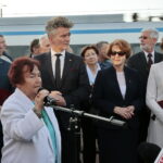 Odsłonięcie tablicy poświęconej wicepremierowi Przemysławowi Gosiewskiemu. Przemawia Jadwiga Gosiewska - matka wicepremiera Przemysława Gosiewskiego  / Marzena Mąkosa / Radio Kielce