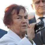 Odsłonięcie tablicy poświęconej wicepremierowi Przemysławowi Gosiewskiemu. Przemawia Jadwiga Gosiewska - matka wicepremiera Przemysława Gosiewskiego  / Marzena Mąkosa / Radio Kielce