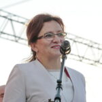 Odsłonięcie tablicy poświęconej wicepremierowi Przemysławowi Gosiewskiemu. Przemawia Agata Wojtyszek - wojewoda świętokrzyski  / Marzena Mąkosa / Radio Kielce