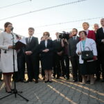 Odsłonięcie tablicy poświęconej wicepremierowi Przemysławowi Gosiewskiemu. Przemawia Agata Wojtyszek - wojewoda świętokrzyski  / Marzena Mąkosa / Radio Kielce