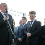 Odsłonięcie tablicy poświęconej wicepremierowi Przemysławowi Gosiewskiemu. Przemawia Antoni Macierewicz - były szef MON / Marzena Mąkosa / Radio Kielce