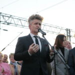 Odsłonięcie tablicy poświęconej wicepremierowi Przemysławowi Gosiewskiemu. Przemawia Krzysztof Słoń - senator RP / Marzena Mąkosa / Radio Kielce