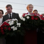 Odsłonięcie tablicy poświęconej wicepremierowi Przemysławowi Gosiewskiemu. Kwiaty składa Beata Gosiewska - żona Przemysława Gosiewskiego i europoseł do Parlamentu Europejskiego / Marzena Mąkosa / Radio Kielce