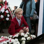 Odsłonięcie tablicy poświęconej wicepremierowi Przemysławowi Gosiewskiemu. Kwiaty składa Beata Gosiewska - żona Przemysława Gosiewskiego i europoseł do Parlamentu Europejskiego / Marzena Mąkosa / Radio Kielce