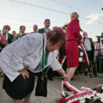 Odsłonięcie tablicy poświęconej wicepremierowi Przemysławowi Gosiewskiemu. Kwiaty składa Jadwiga Gosiewska - matka wicepremiera Przemysława Gosiewskiego  / Marzena Mąkosa / Radio Kielce