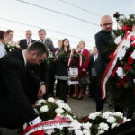 Odsłonięcie tablicy poświęconej wicepremierowi Przemysławowi Gosiewskiemu.  Złożenie kwiatów  / Marzena Mąkosa / Radio Kielce