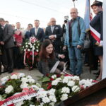 Odsłonięcie tablicy poświęconej wicepremierowi Przemysławowi Gosiewskiemu. Złożenie kwiatów  / Marzena Mąkosa / Radio Kielce