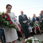 Odsłonięcie tablicy poświęconej wicepremierowi Przemysławowi Gosiewskiemu. Kwiaty składa Agata Wojtyszek - wojewoda świętokrzyski i Antonii Macierewicz - były szef MON / Marzena Mąkosa / Radio Kielce