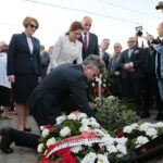 Odsłonięcie tablicy poświęconej wicepremierowi Przemysławowi Gosiewskiemu. Kwiaty składają: Krzysztof Słoń - senator RP, Maria Zuba - poseł PiS, Agata Wojtyszek - wojewoda świętokrzyski, Antonii Macierewicz - były szef MON, / Marzena Mąkosa / Radio Kielce