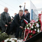 Odsłonięcie tablicy poświęconej wicepremierowi Przemysławowi Gosiewskiemu. Złożenie kwiatów / Marzena Mąkosa / Radio Kielce