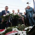 Odsłonięcie tablicy poświęconej wicepremierowi Przemysławowi Gosiewskiemu. Złożenie kwiatów / Marzena Mąkosa / Radio Kielce