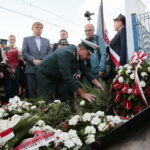 Odsłonięcie tablicy poświęconej wicepremierowi Przemysławowi Gosiewskiemu. Złożenie kwiatów / Marzena Mąkosa / Radio Kielce