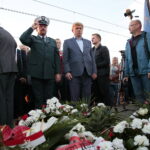 Odsłonięcie tablicy poświęconej wicepremierowi Przemysławowi Gosiewskiemu. Złożenie kwiatów / Marzena Mąkosa / Radio Kielce