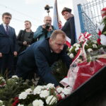 Odsłonięcie tablicy poświęconej wicepremierowi Przemysławowi Gosiewskiemu. Złożenie kwiatów / Marzena Mąkosa / Radio Kielce