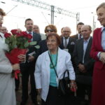 Odsłonięcie tablicy poświęconej wicepremierowi Przemysławowi Gosiewskiemu. Jadwiga Gosiewska - matka wicepremiera Przemysława Gosiewskiego otrzymuje kwiaty od wojewody Agaty Wojtyszek  / Marzena Mąkosa / Radio Kielce