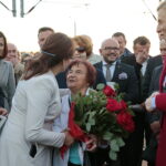 Odsłonięcie tablicy poświęconej wicepremierowi Przemysławowi Gosiewskiemu. Jadwiga Gosiewska - matka wicepremiera Przemysława Gosiewskiego otrzymuje kwiaty od wojewody Agaty Wojtyszek  / Marzena Mąkosa / Radio Kielce