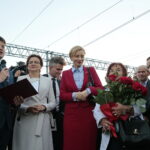 Odsłonięcie tablicy poświęconej wicepremierowi Przemysławowi Gosiewskiemu. Na zdjęciu (od lewej): Bartłomiej Dorywalski - doradca wojewody, Agata Wojtyszek - wojewoda świętokrzyski, Krzysztof Słoń - senator RP, Beata Gosiewska - żona Przemysława Gosiewskiego i europoseł do Parlamentu Europejskiego i Jadwiga Gosiewska - matka wicepremiera Przemysława Gosiewskiego  / Marzena Mąkosa / Radio Kielce