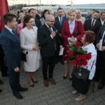 Odsłonięcie tablicy poświęconej wicepremierowi Przemysławowi Gosiewskiemu. Bartłomiej Dorywalski - doradca wojewody i Beata Gosiewska - żona Przemysława Gosiewskiego i europoseł do Parlamentu Europejskiego / Marzena Mąkosa / Radio Kielce