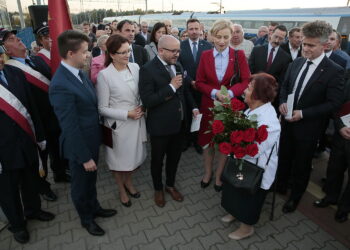 Odsłonięcie tablicy poświęconej wicepremierowi Przemysławowi Gosiewskiemu. Bartłomiej Dorywalski - doradca wojewody i Beata Gosiewska - żona Przemysława Gosiewskiego i europoseł do Parlamentu Europejskiego / Marzena Mąkosa / Radio Kielce