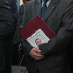 Odsłonięcie tablicy poświęconej wicepremierowi Przemysławowi Gosiewskiemu. Na zdjęciu (od lewej): Bartłomiej Dorywalski - doradca wojewody, wojewoda Agata Wojtyszek, Mariusz Gosek - dyrektor biura parlamentarnego posła Zbigniewa Ziobry i senatora Jacka Włosowicza, Beata Gosiewska - żona Przemysława Gosiewskiego i europoseł do Parlamentu Europejskiego, Jadwiga Gosiewska - matka wicepremiera Przemysława Gosiewskiego oraz Krzysztof Słoń - senator RP  / Marzena Mąkosa / Radio Kielce