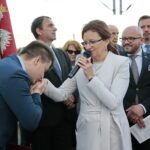 Odsłonięcie tablicy poświęconej wicepremierowi Przemysławowi Gosiewskiemu. Mariusz Gosek - dyrektor biura parlamentarnego posła Zbigniewa Ziobry i senatora Jacka Włosowicza oraz Jadwiga Gosiewska - matka wicepremiera Przemysława Gosiewskiego  / Marzena Mąkosa / Radio Kielce