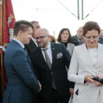 Odsłonięcie tablicy poświęconej wicepremierowi Przemysławowi Gosiewskiemu. Na zdjęciu: Bartłomiej Dorywalski - doradca wojewody i wojewoda Agata Wojtyszek  / Marzena Mąkosa / Radio Kielce