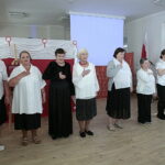 Otwarcie nowo wyremontowanych pomieszczeń warsztatów terapii zajęciowej w DPS im. Św. Brata Alberta przy ul. Żeromskiego. Występy kobiet mieszkających w ośrodku / Marzena Mąkosa / Radio Kielce