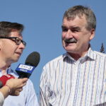 Konferencja Wojciecha Lubawskiego, prezydenta Kielc w ogrodzie działkowym Magnolia. Na zdjęciu (od lewej): Mariusz Olszewski i Wojciech Lubawski - prezydent Kielc  / Marzena Mąkosa / Radio Kielce