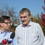 Konferencja Wojciecha Lubawskiego, prezydenta Kielc w ogrodzie działkowym Magnolia. Na zdjęciu (od lewej): Mariusz Olszewski, Wojciech Lubawski - prezydent Kielc, Sylwia Cedro-Kaczmarczyk / Marzena Mąkosa / Radio Kielce