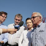 Konferencja Wojciecha Lubawskiego, prezydenta Kielc w ogrodzie działkowym Magnolia. Na zdjęciu (od lewej):  Mariusz Olszewski, Wojciech Lubawski - prezydent Kielc, Sylwia Cedro-Kaczmarczyk, Józef Stawecki - prezes zarządu ogrodu "Magnolia" / Marzena Mąkosa / Radio Kielce