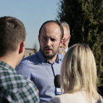 Konferencja Wojciecha Lubawskiego, prezydenta Kielc w ogrodzie działkowym Magnolia. Na zdjęciu: Jan Stańczyk - dyrektor Biura Okręgu Świętokrzyskiego Polskiego Związku Działkowców / Marzena Mąkosa / Radio Kielce