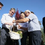 Konferencja Wojciecha Lubawskiego, prezydenta Kielc w ogrodzie działkowym Magnolia. Od lewej: Mariusz Olszewski, Wojciech Lubawski - prezydent Kielc, Sylwia Cedro-Kaczmarczyk, Józef Stawecki, Tomasz Bogucki / Marzena Mąkosa / Radio Kielce
