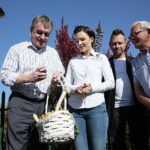 Konferencja Wojciecha Lubawskiego, prezydenta Kielc w ogrodzie działkowym Magnolia. Od lewej: Mariusz Olszewski, Wojciech Lubawski - prezydent Kielc, Sylwia Cedro-Kaczmarczyk, Tomasz Bracichowicz, Józef Stawecki, Tomasz Bogucki / Marzena Mąkosa / Radio Kielce