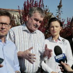 Konferencja Wojciecha Lubawskiego, prezydenta Kielc w ogrodzie działkowym Magnolia. Od lewej: Mariusz Olszewski, Wojciech Lubawski - prezydent Kielc, Sylwia Cedro-Kaczmarczyk, Tomasz Bracichowicz / Marzena Mąkosa / Radio Kielce