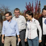 Konferencja Wojciecha Lubawskiego, prezydenta Kielc w ogrodzie działkowym Magnolia. Od lewej: Wioletta Mastalerz, Robert Siejka, Patrycja Jedynak, Mariusz Olszewski, Wojciech Lubawski - prezydent Kielc, Sylwia Cedro-Kaczmarczyk, Tomasz Bracichowicz, Józef Stawecki / Marzena Mąkosa / Radio Kielce