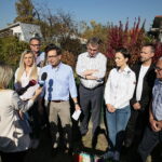 Konferencja Wojciecha Lubawskiego, prezydenta Kielc w ogrodzie działkowym Magnolia. Od lewej: Wioletta Mastalerz, z tyłu Robert Siejka, Mariusz Olszewski, Wojciech Lubawski - prezydent Kielc, Sylwia Cedro-Kaczmarczyk, Tomasz Bracichowicz, Józef Stawecki / Marzena Mąkosa / Radio Kielce