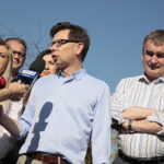 Konferencja Wojciecha Lubawskiego, prezydenta Kielc w ogrodzie działkowym Magnolia. Od lewej: Wioletta Mastalerz, Robert Siejka, Patrycja Jedynak, Mariusz Olszewski i Wojciech Lubawski - prezydent Kielc  / Marzena Mąkosa / Radio Kielce