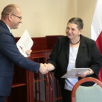 Podpisanie umów na  remont dróg i wręczenie rządowych promes. Promesy wręcza Jacek Sułek - dyrektor Wydziału Infrastruktury i Rozwoju ŚUW / Marzena Mąkosa / Radio Kielce