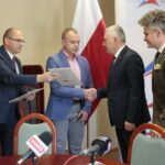 Podpisanie umów na  remont dróg i wręczenie rządowych promes / Marzena Mąkosa / Radio Kielce