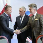 Podpisanie umów na  remont dróg i wręczenie rządowych promes / Marzena Mąkosa / Radio Kielce