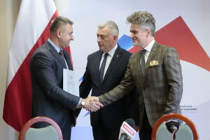 Podpisanie umów na remont dróg i wręczenie rządowych promes / Marzena Mąkosa / Radio Kielce